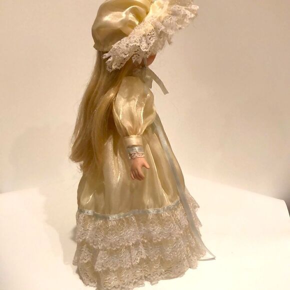 Porcelain doll 14”   - Picture 6 of 6